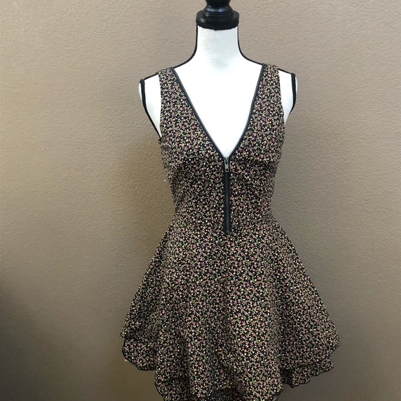 bebe Dresses & Skirts - Bebe v neck floral sleeveless mini dress Sz S